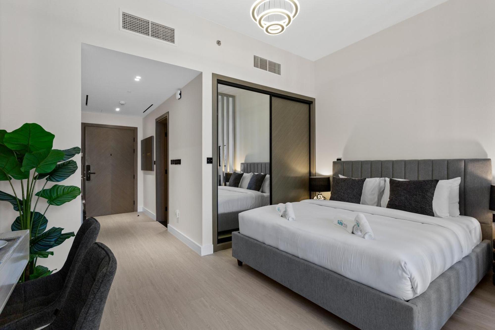 Apartment Retreat With Canal And Burj Khalifa Views Dubai
