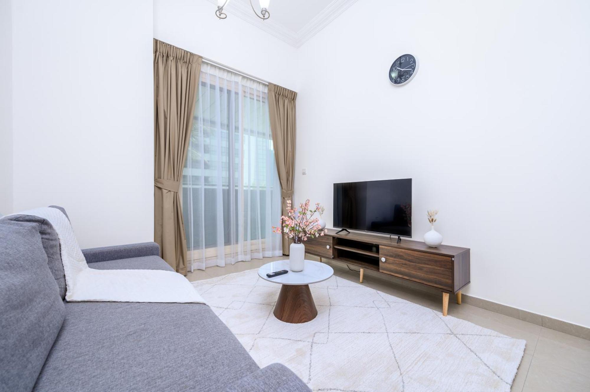 Luxurious 1-bedroom In Marina Apartment *