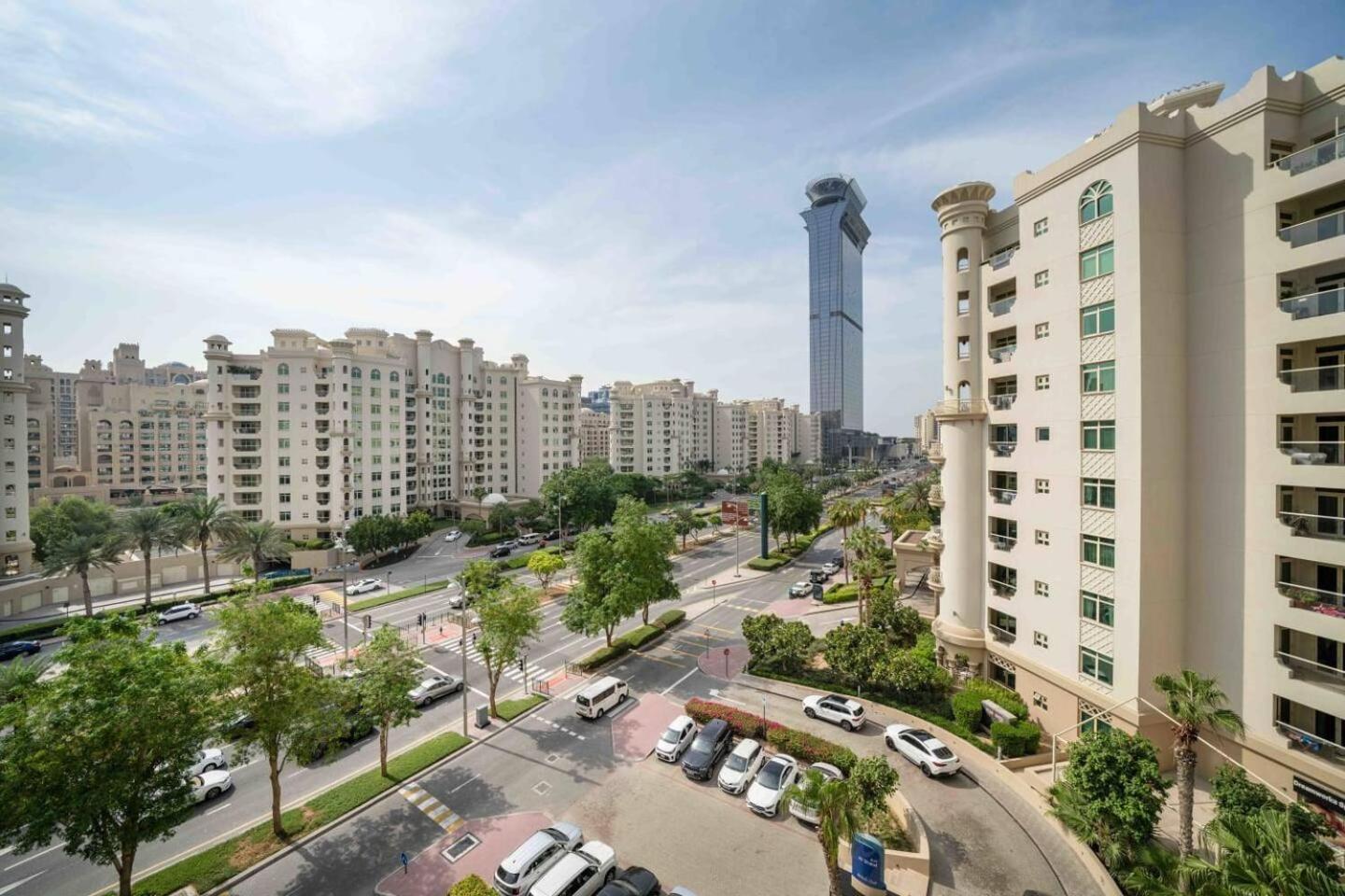 Spacious 3 Bedroom Palm Apartment *