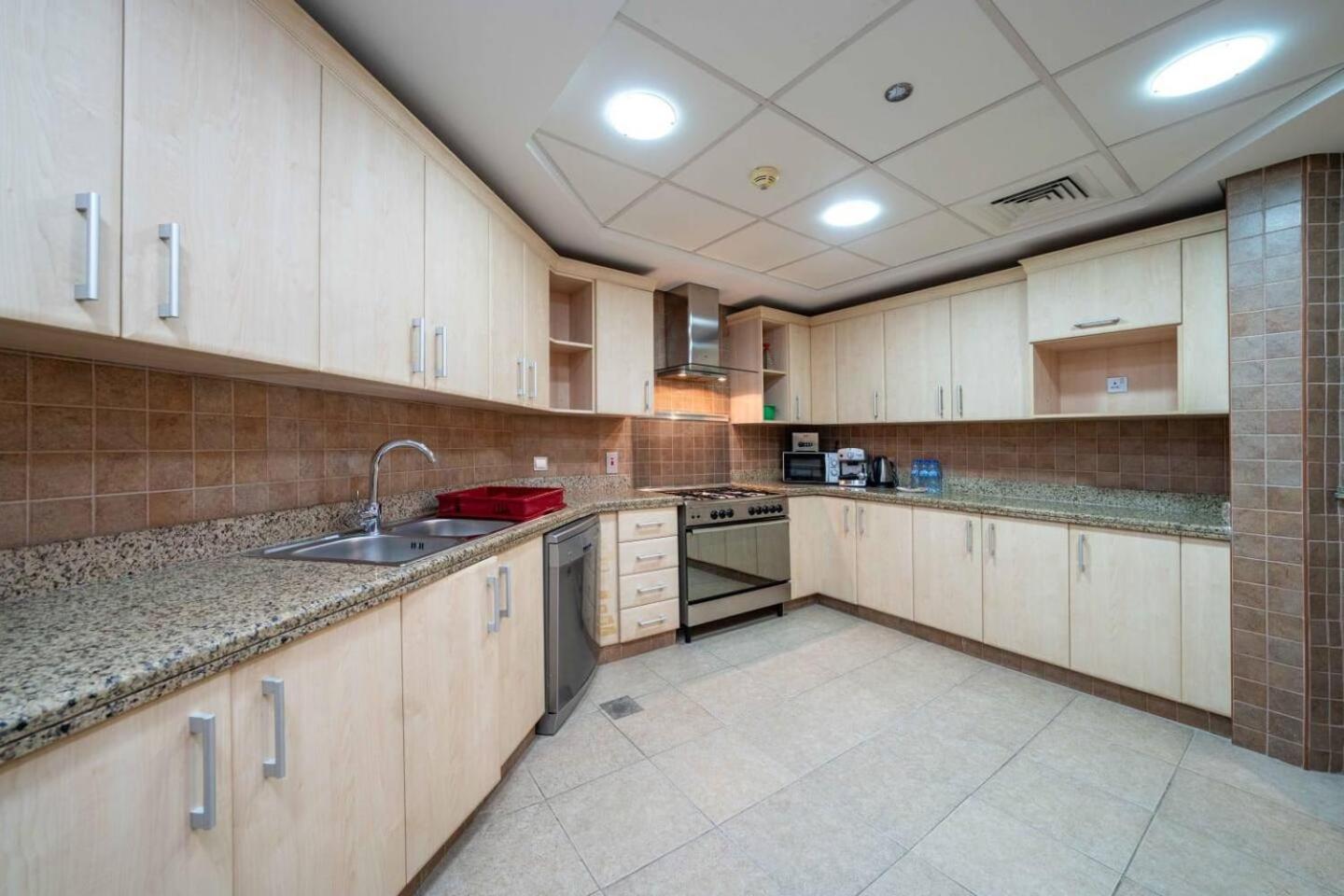 Spacious 3 Bedroom Palm Apartment
