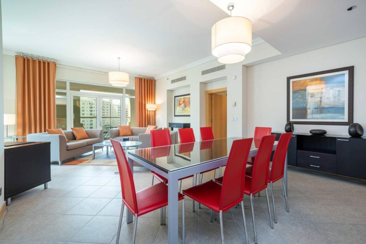 Spacious 3 Bedroom Palm Apartment *