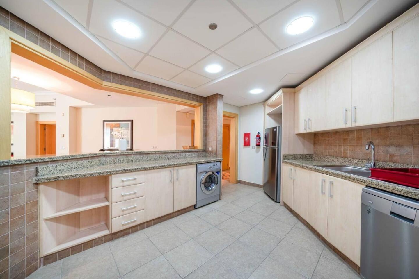 Spacious 3 Bedroom Palm Apartment