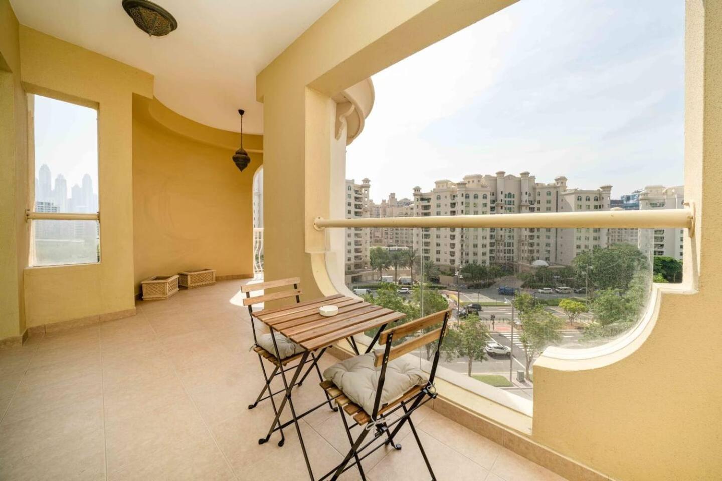 Spacious 3 Bedroom Palm Apartment