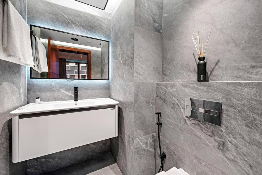 First Class 2br Stunning Burj Khalifa Views Apartment *