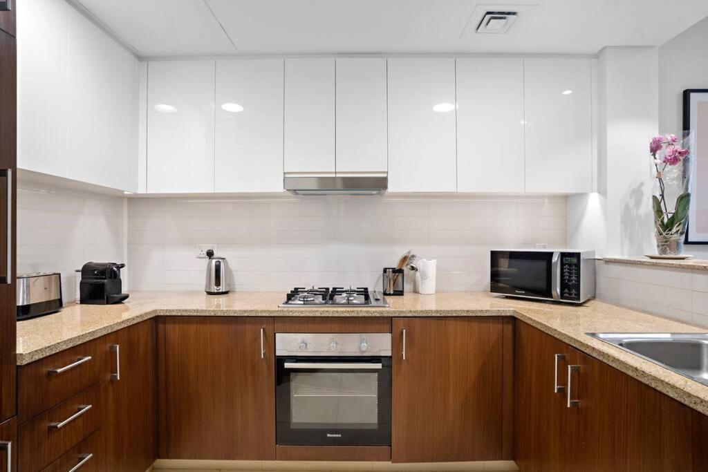 First Class 1br Iconic Cityscape Haven * Dubai