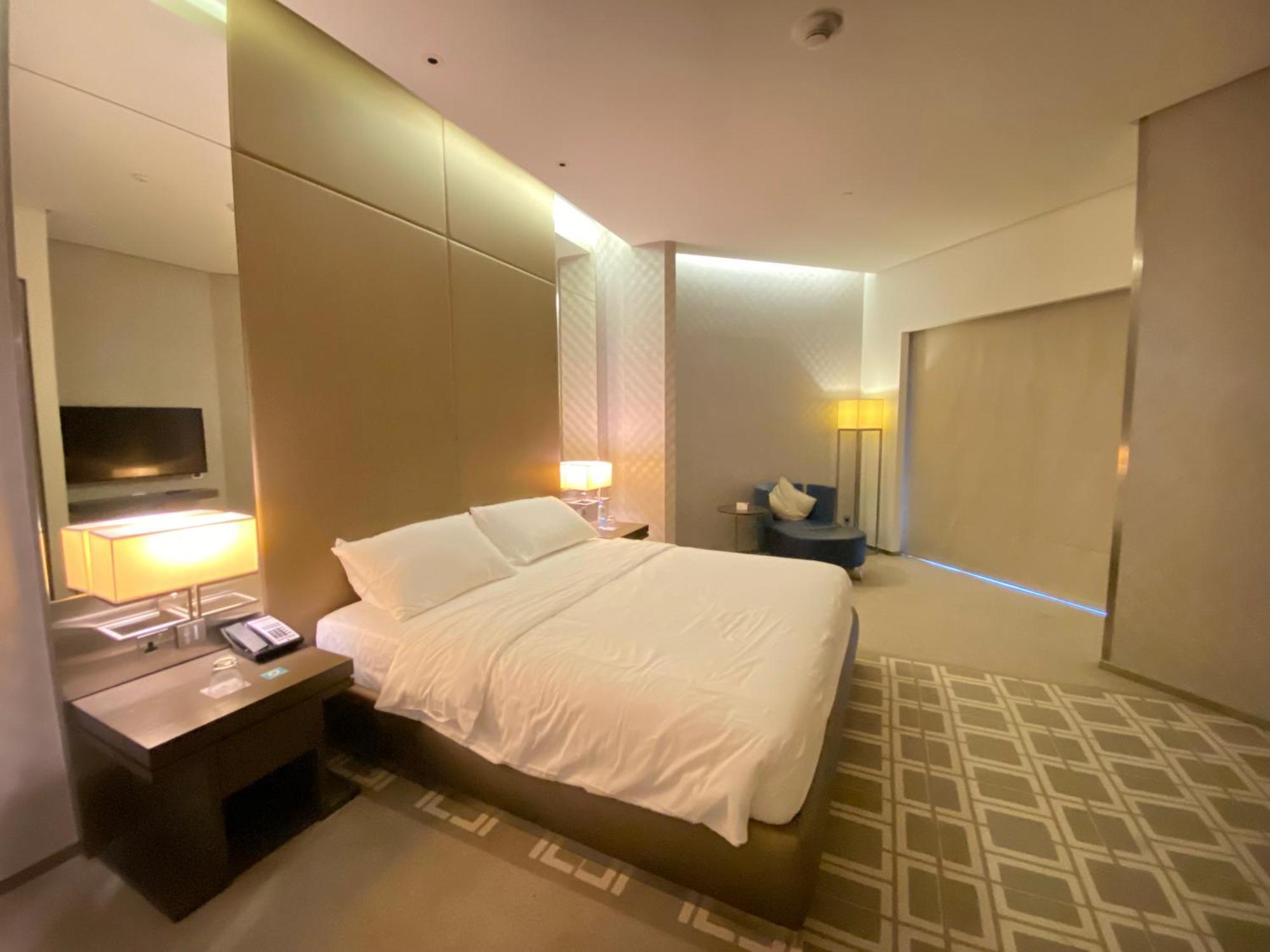 Svizona Designer Spacious Studio, Hyatt Regency Creek Heights Residences Apartment *
