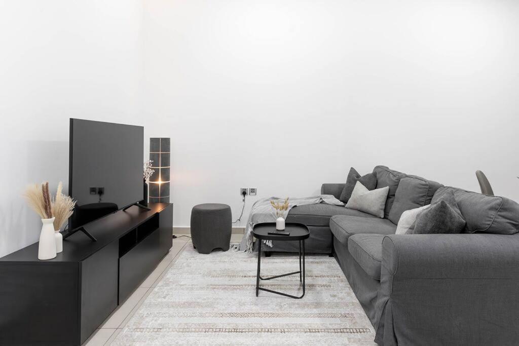 Extravagance 1br W Marina View
