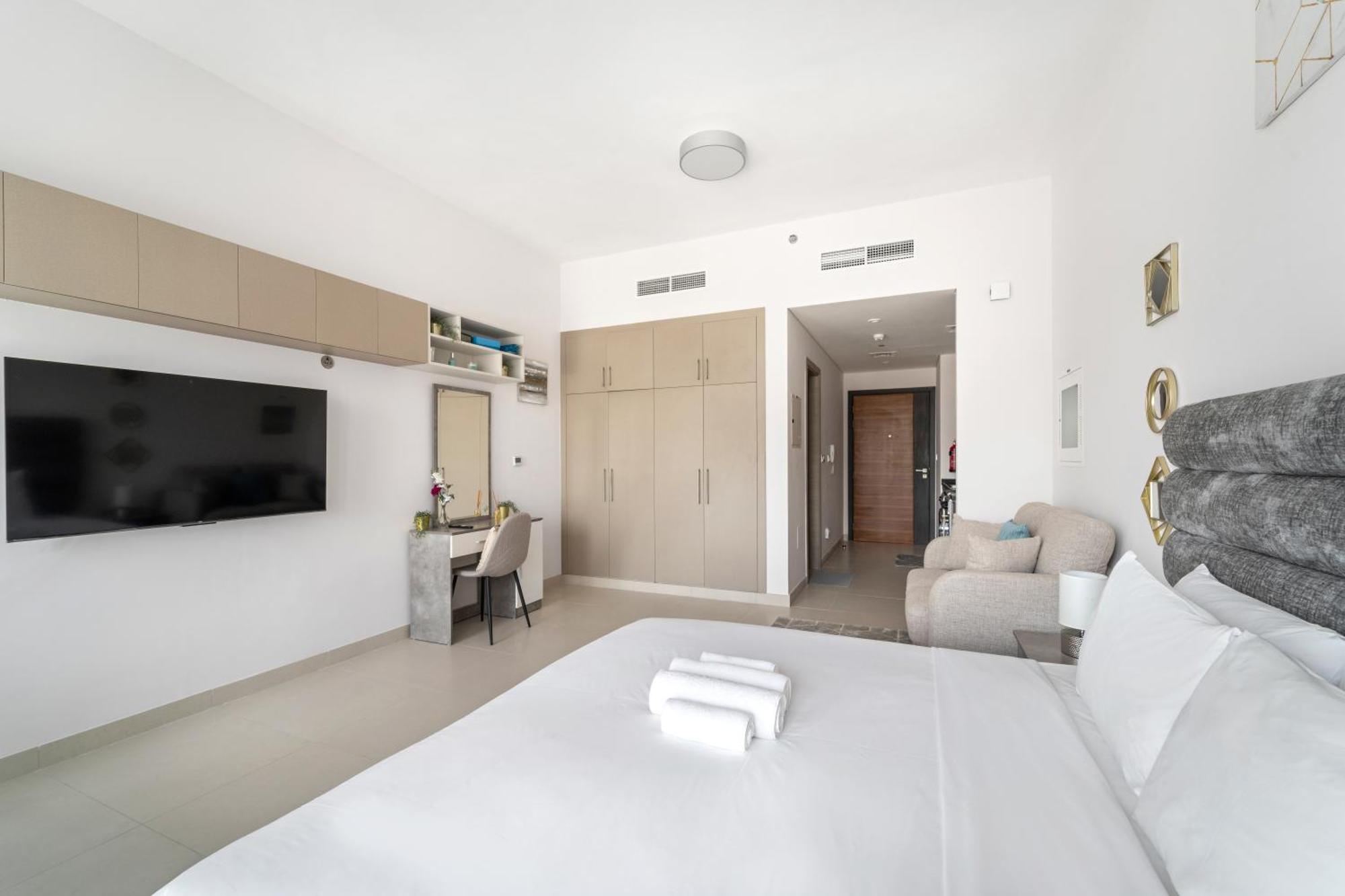 Modern With Burj Khalifa Views & Infinity Pool * Dubai