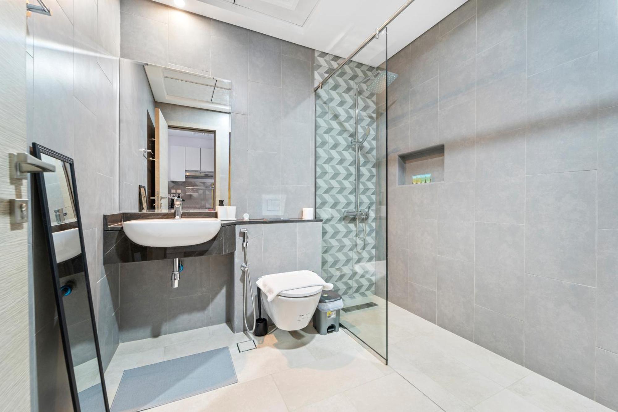 Modern With Burj Khalifa Views & Infinity Pool Apartment *