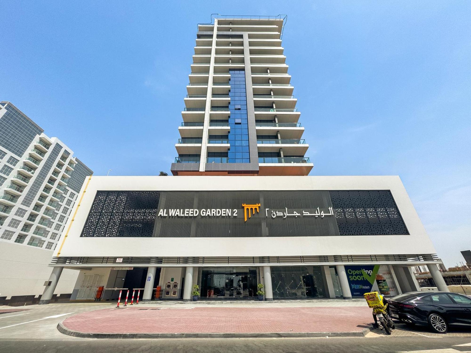Modern With Burj Khalifa Views & Infinity Pool *