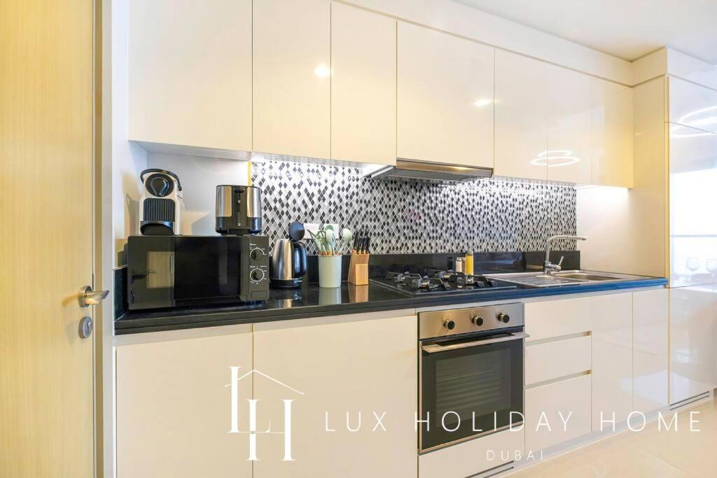 Lux The Aykon Apartment *