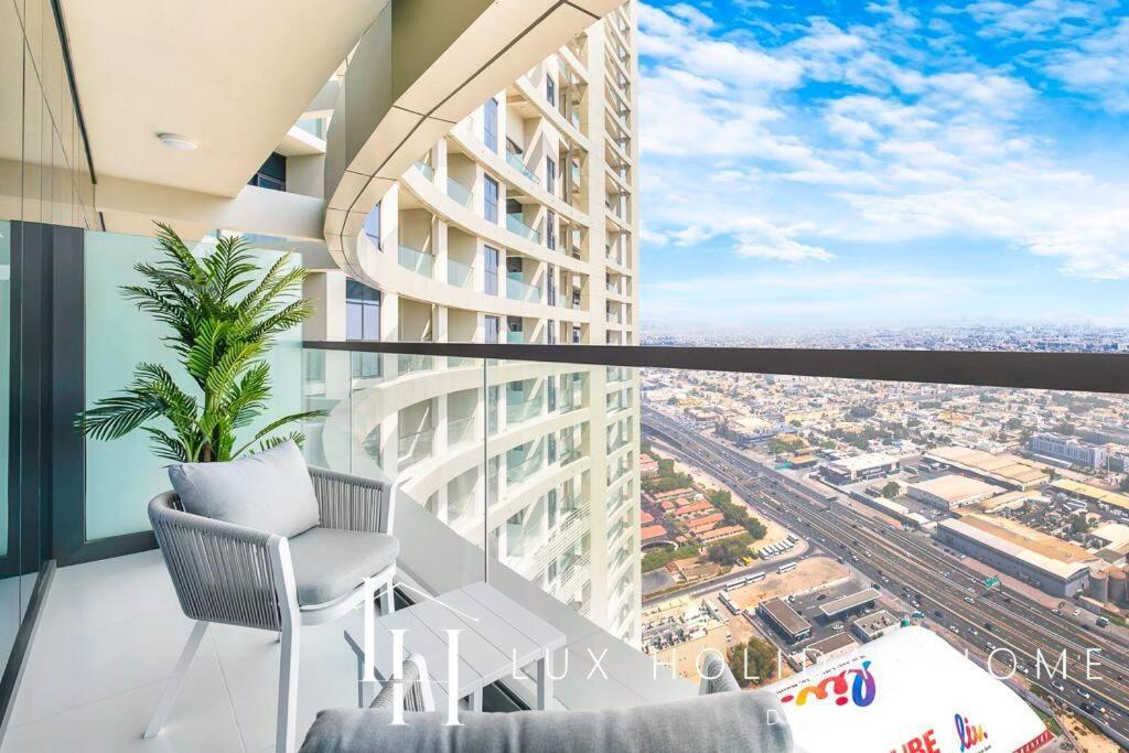 Lux The Aykon Apartment