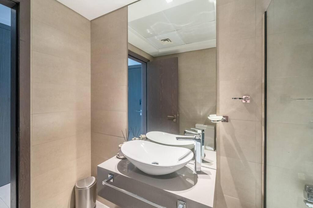 Stunning High Floor In Businessbay Apartment *