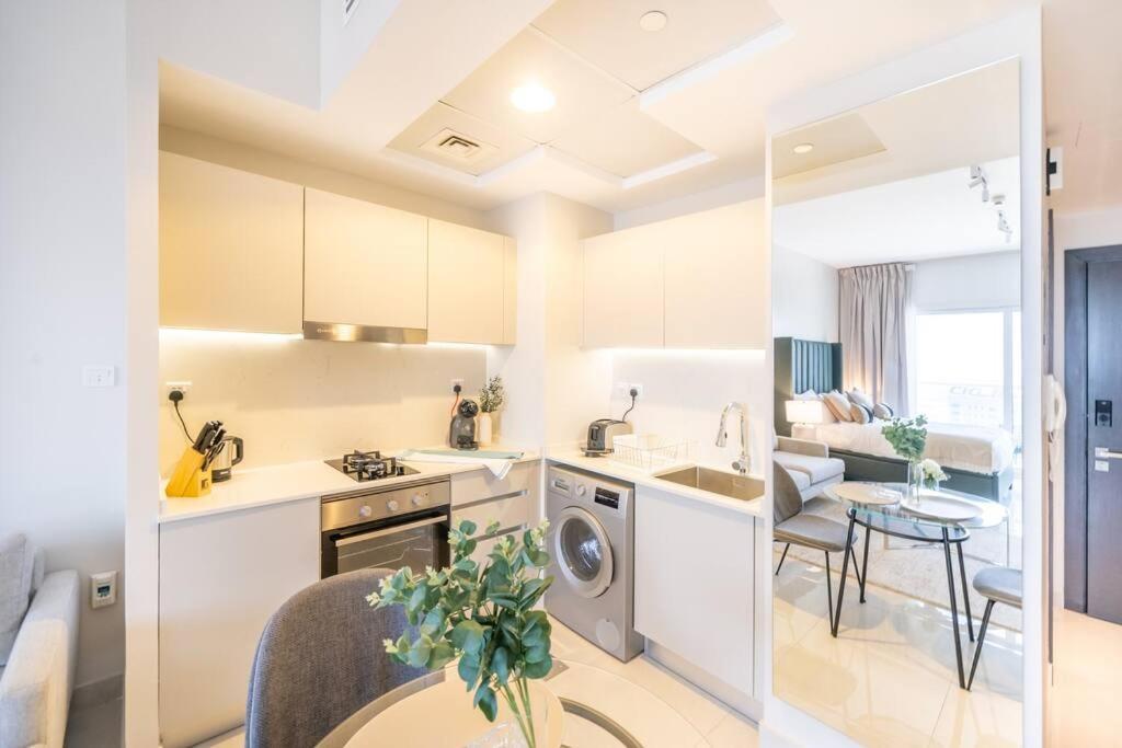Stunning High Floor In Businessbay Apartment Dubai