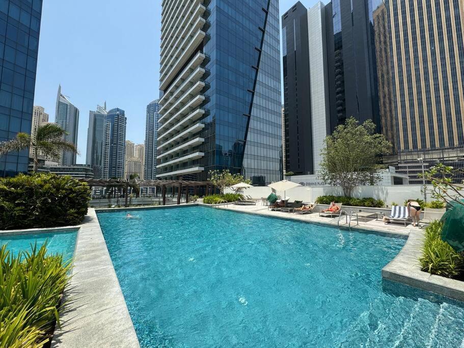 Apartment Stylish With Premium Features In Marina