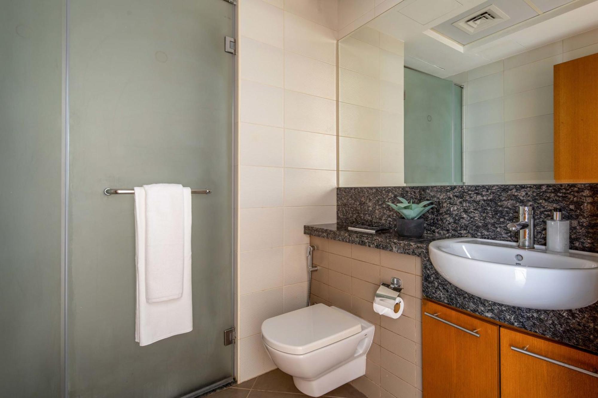 Frank Porter - Bay Square 9 Apartment