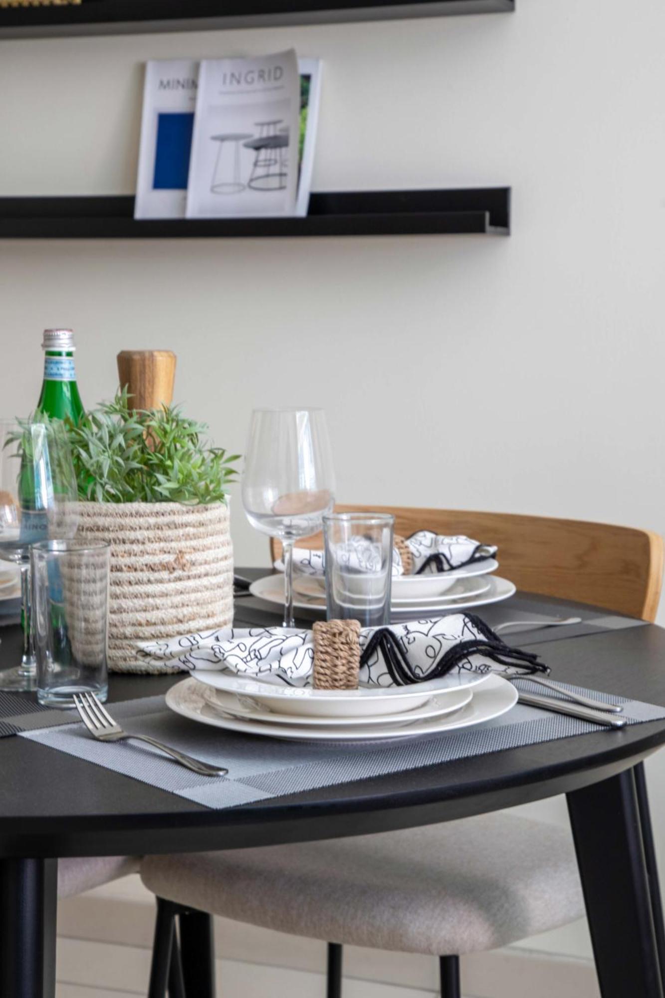 Frank Porter - Bay Square 9 Apartment Dubai