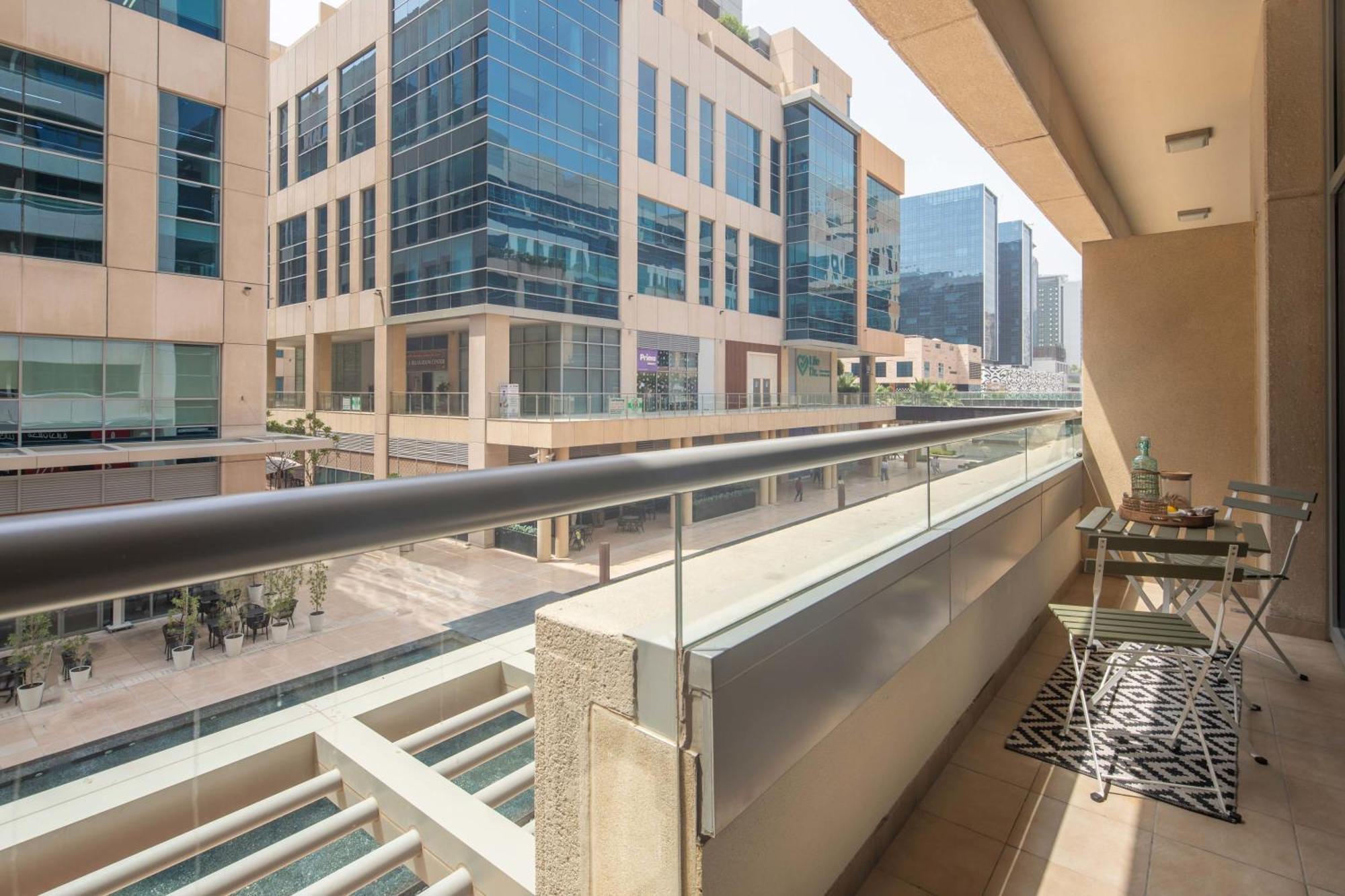 Frank Porter - Bay Square 9 * Dubai