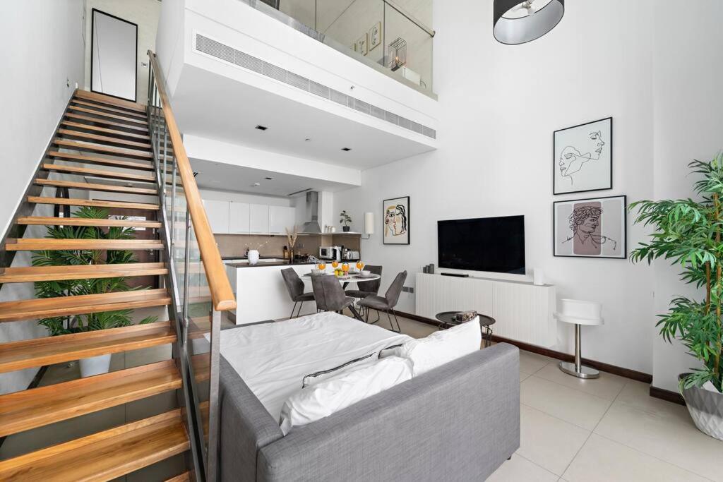 First Class 1br Sophisticated Duplex Living Apartment