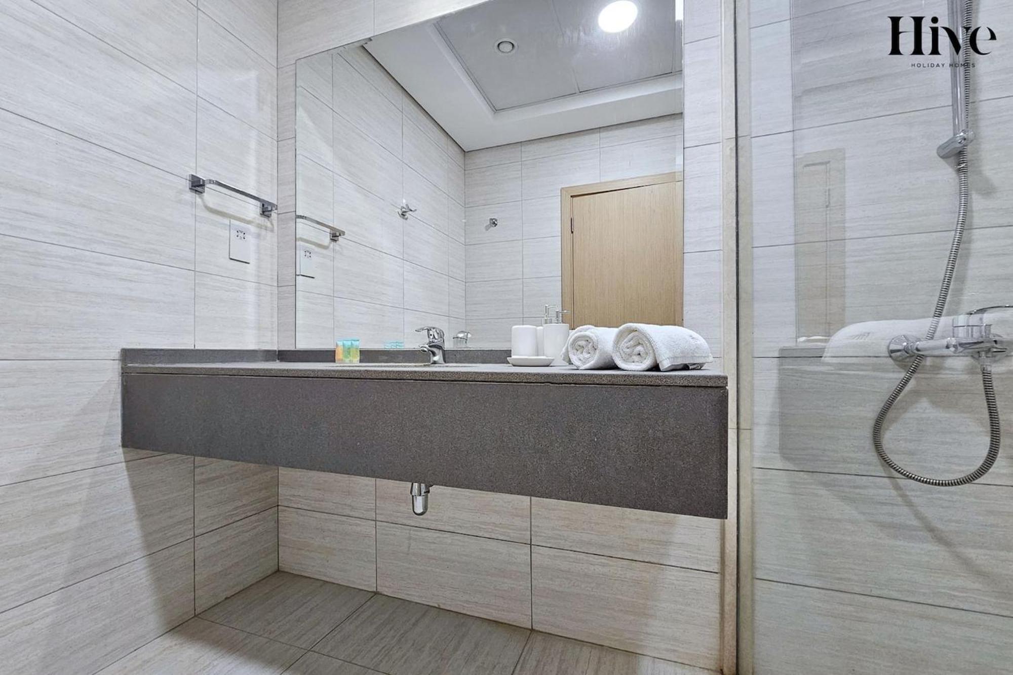 Modern 1 Bed In Al Warqa Apartment *