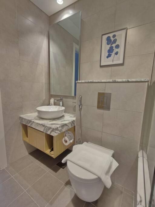 Upgraded Downtown 2 Bd *