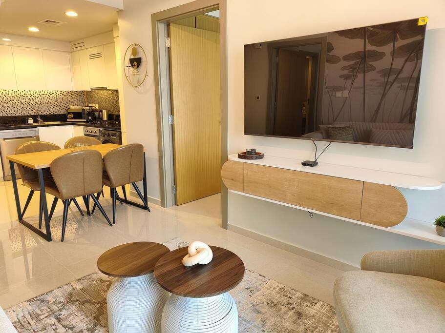 Upgraded Downtown 2 Bd Apartment *