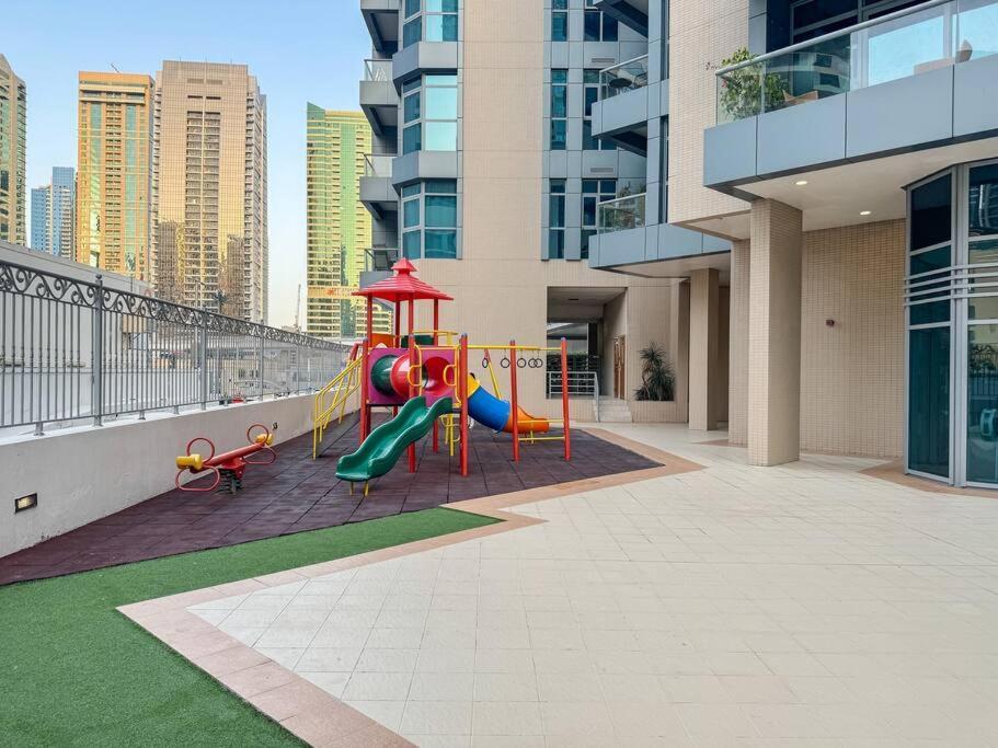 First Class 4br Great Views Over Marina Apartment