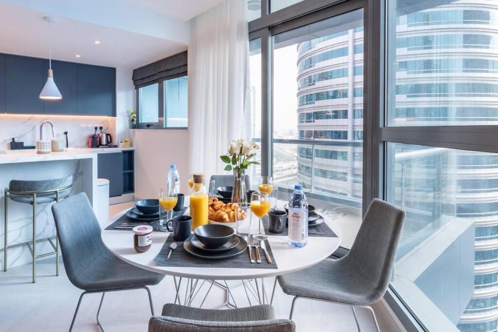 First Class 4br Great Views Over Marina Apartment