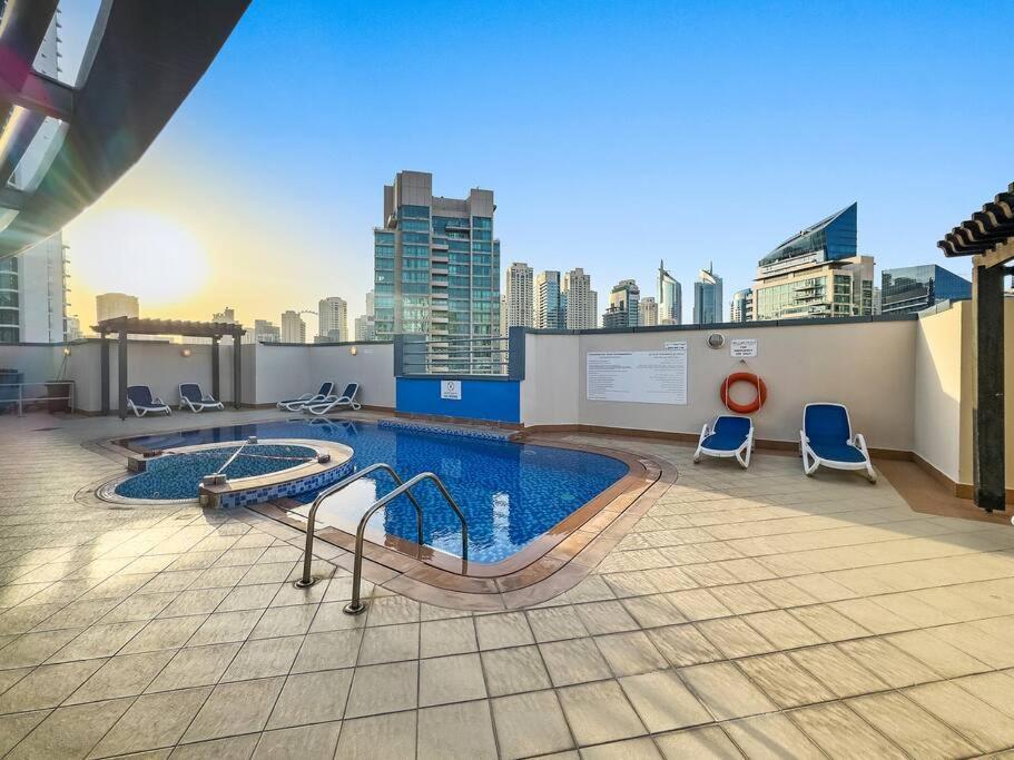 First Class 4br Great Views Over Marina Apartment