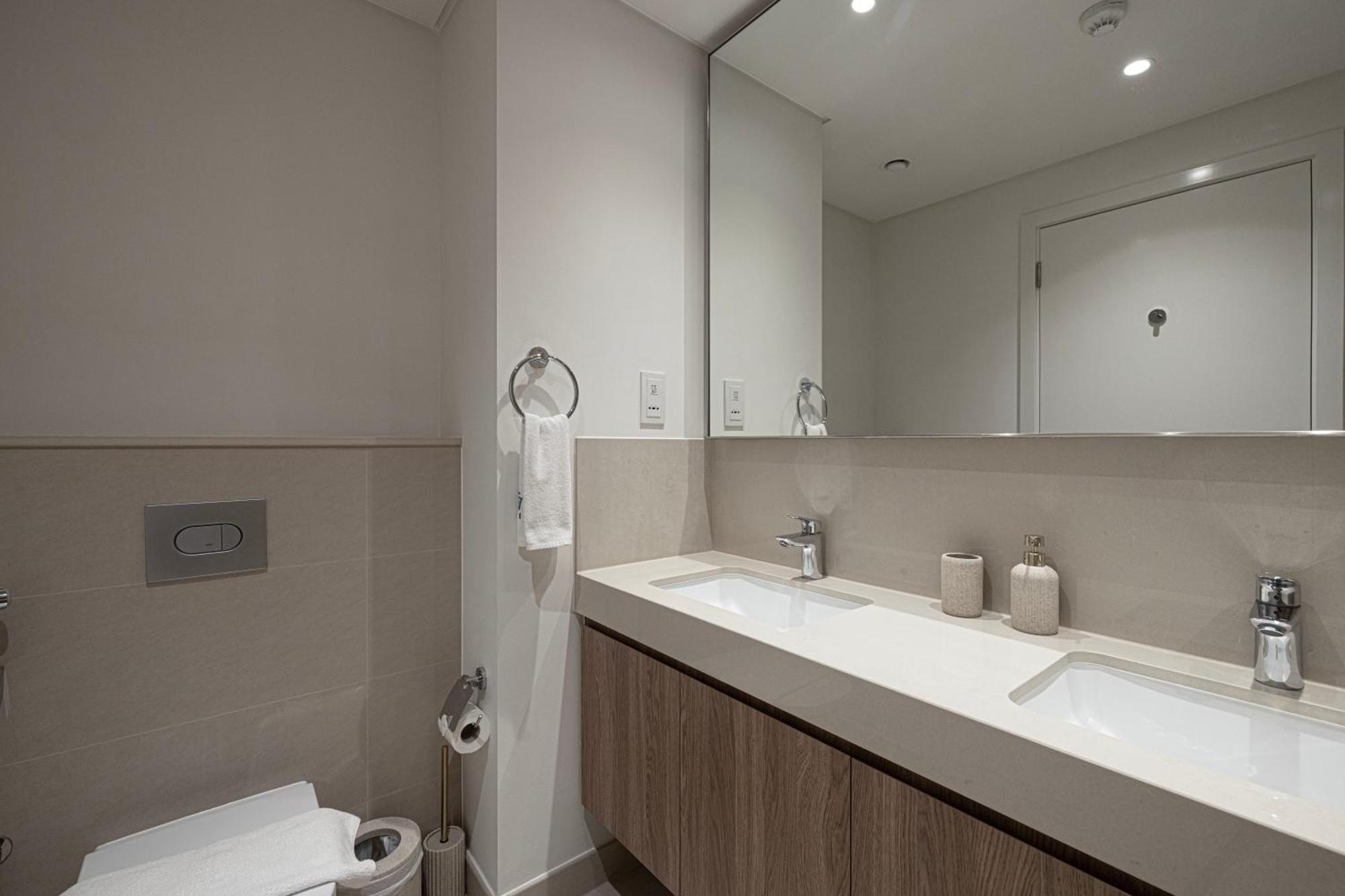 Magnificent - New 2br In Downtown Views Apartment Dubai