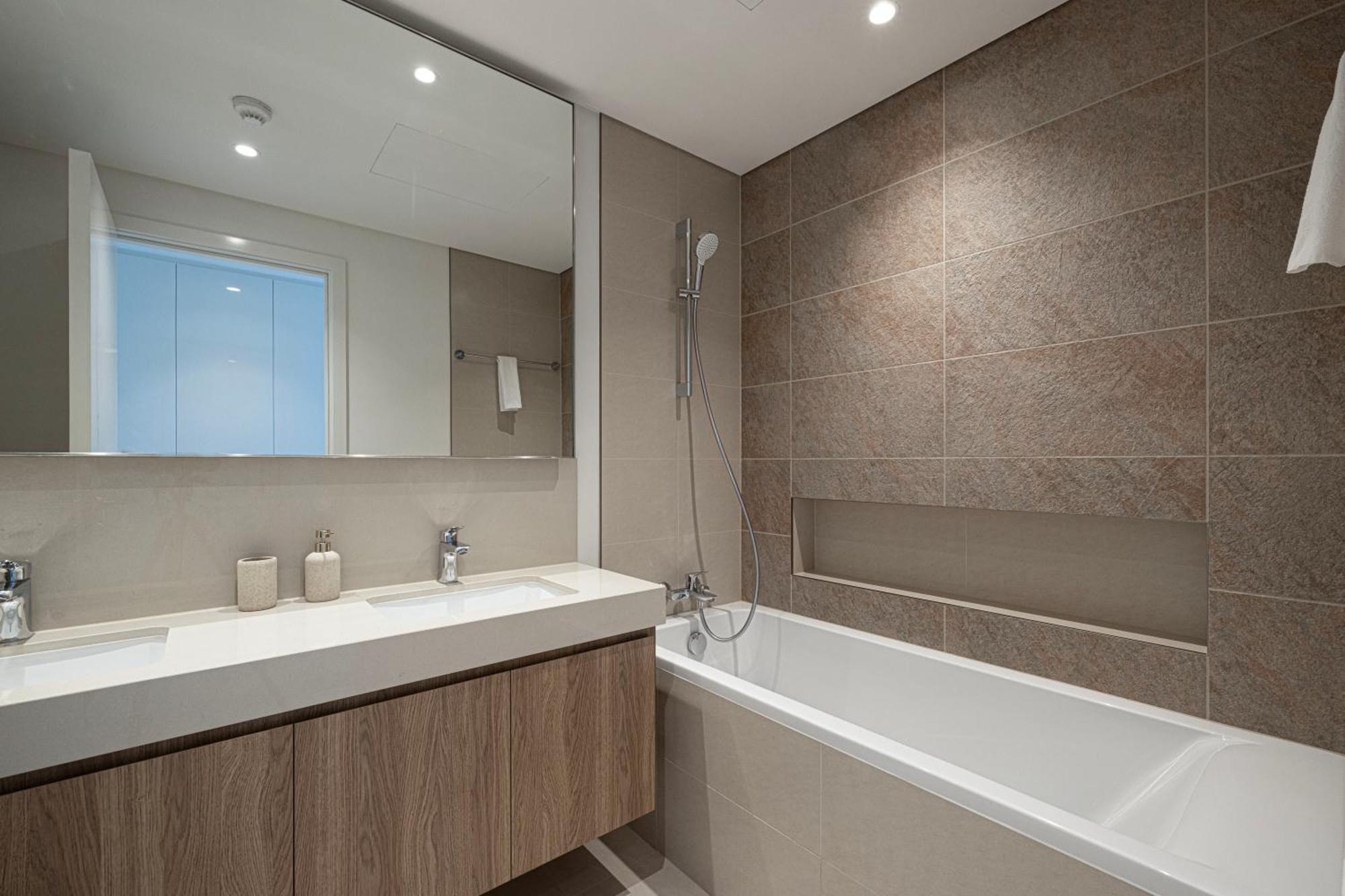 Magnificent - New 2br In Downtown Views * Dubai