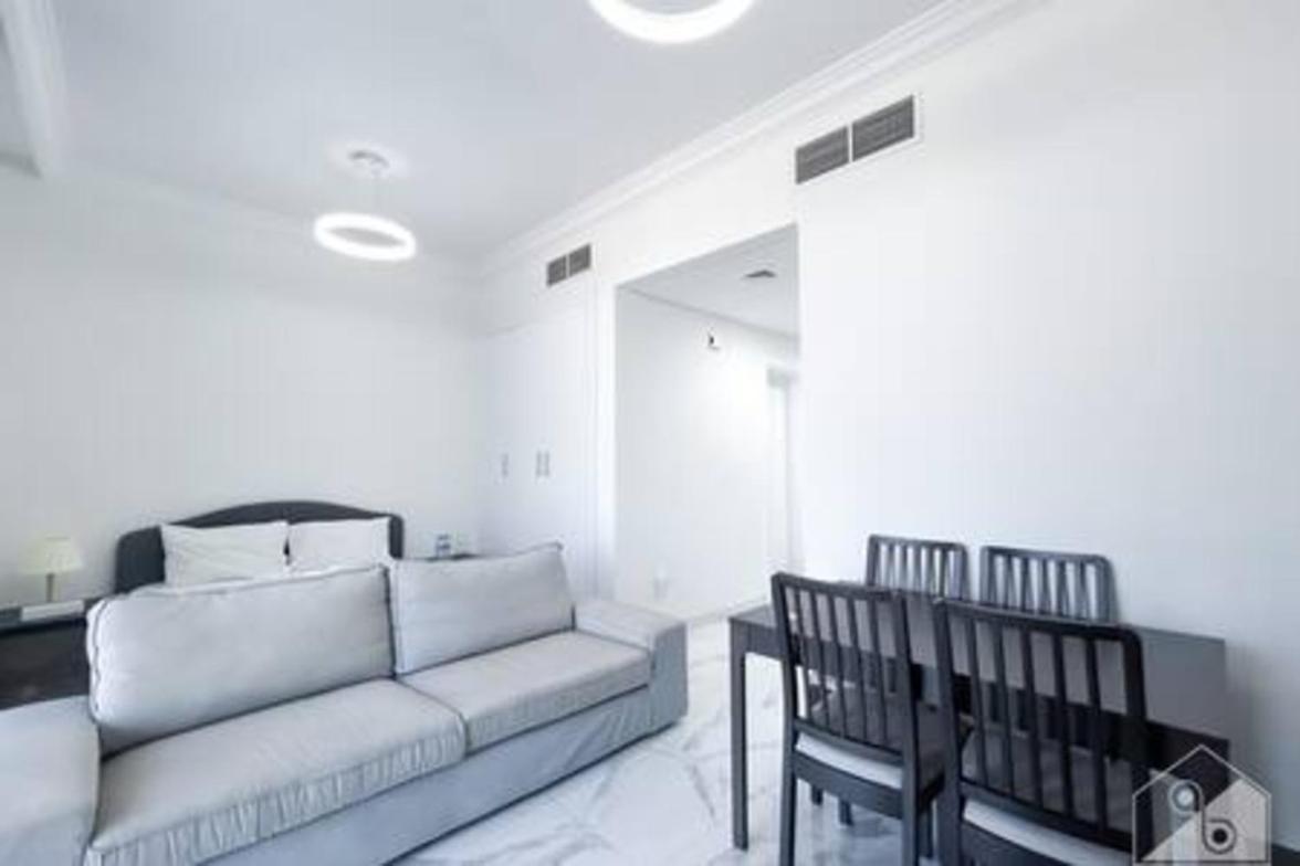 Cozy Spacious With Balcony Apartment *