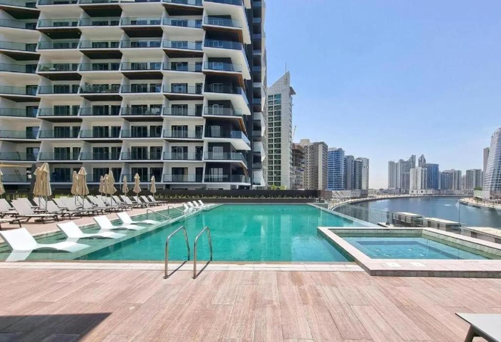 Apartment Lux 15 Northside With A Pool, Gym & Canal Views Dubai