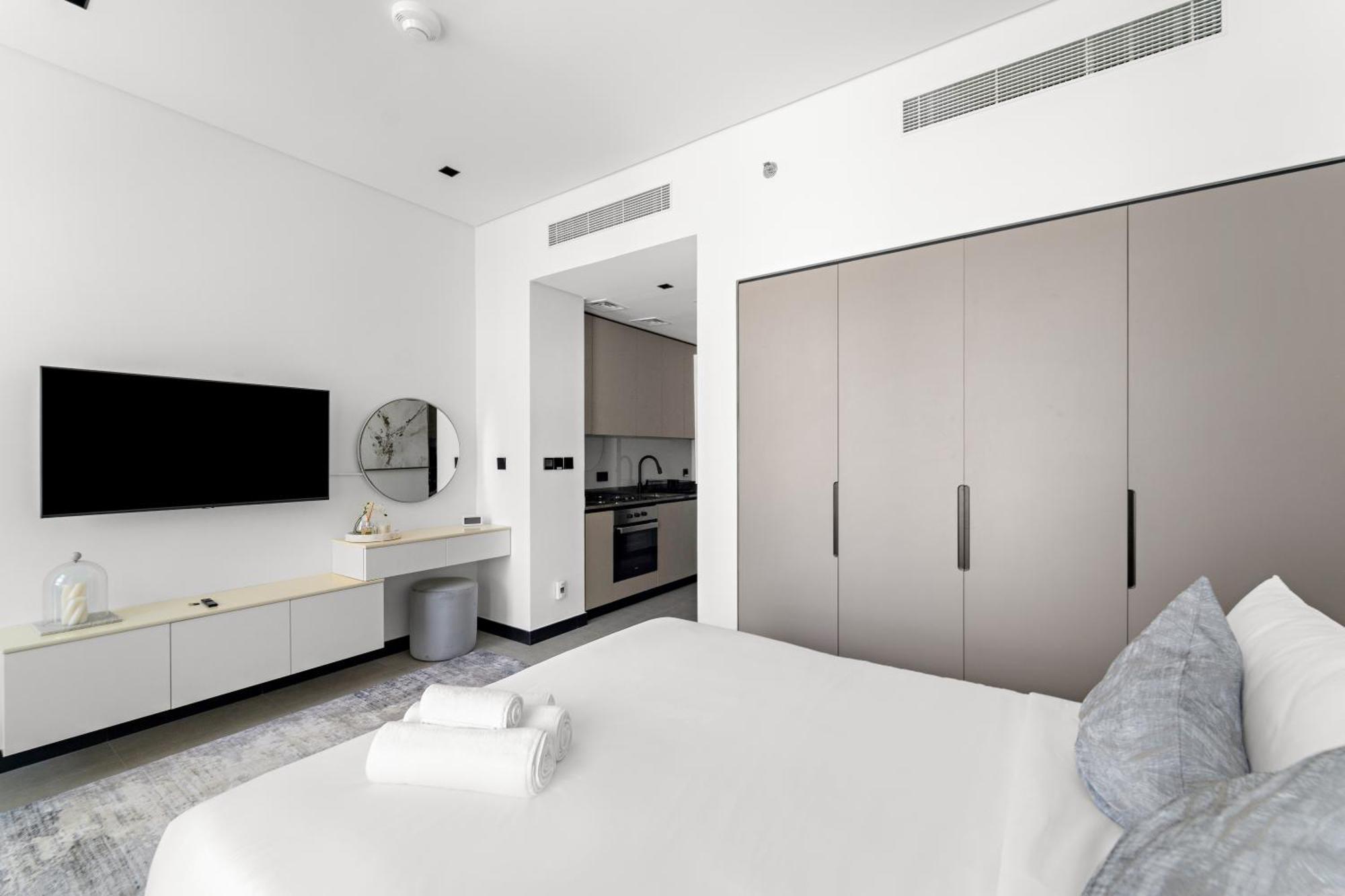 Lux 15 Northside With A Pool, Gym & Canal Views * Dubai