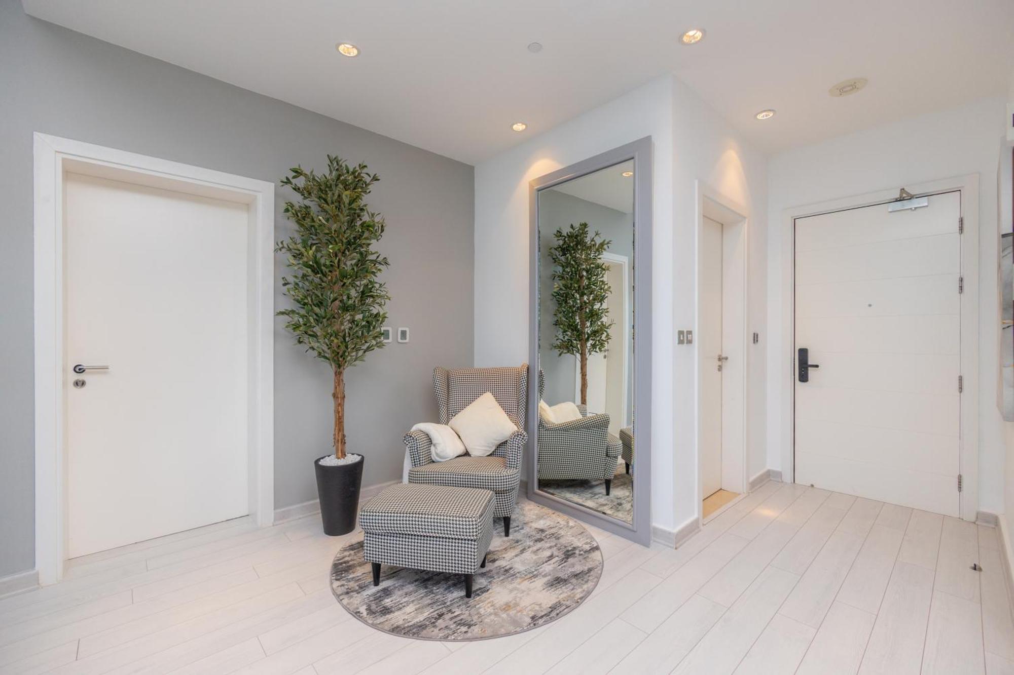 Welhome - Oceanfront Elegance 1br With Palm & Sea Views