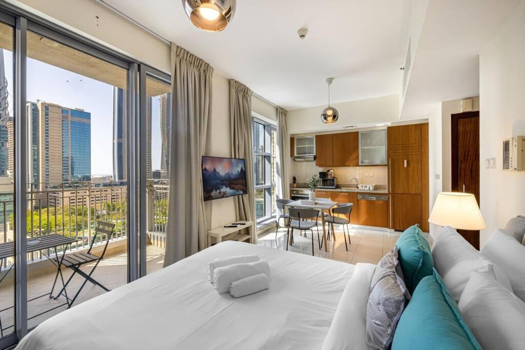 Modern And Bright In The Heart Of Downtown Apartment