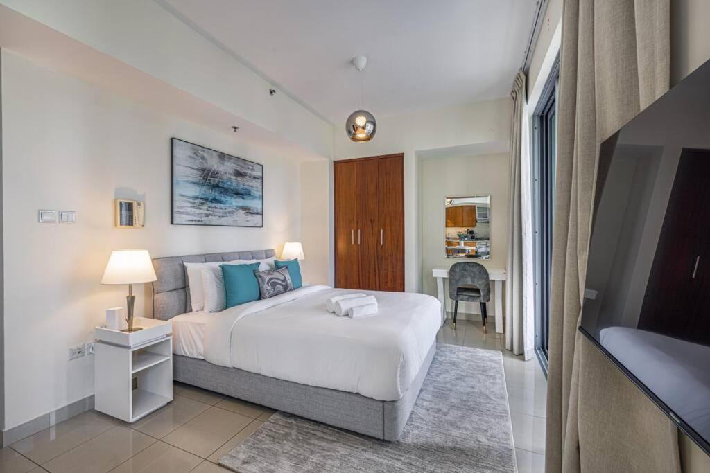 Modern And Bright In The Heart Of Downtown Dubai