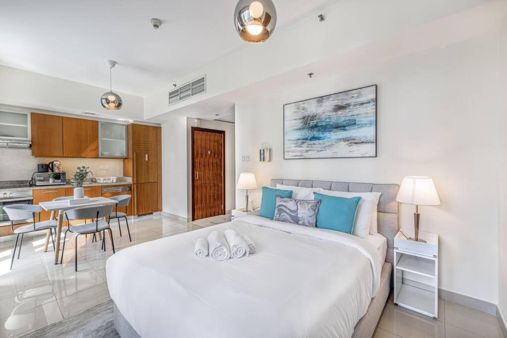 Apartment Modern And Bright In The Heart Of Downtown Dubai
