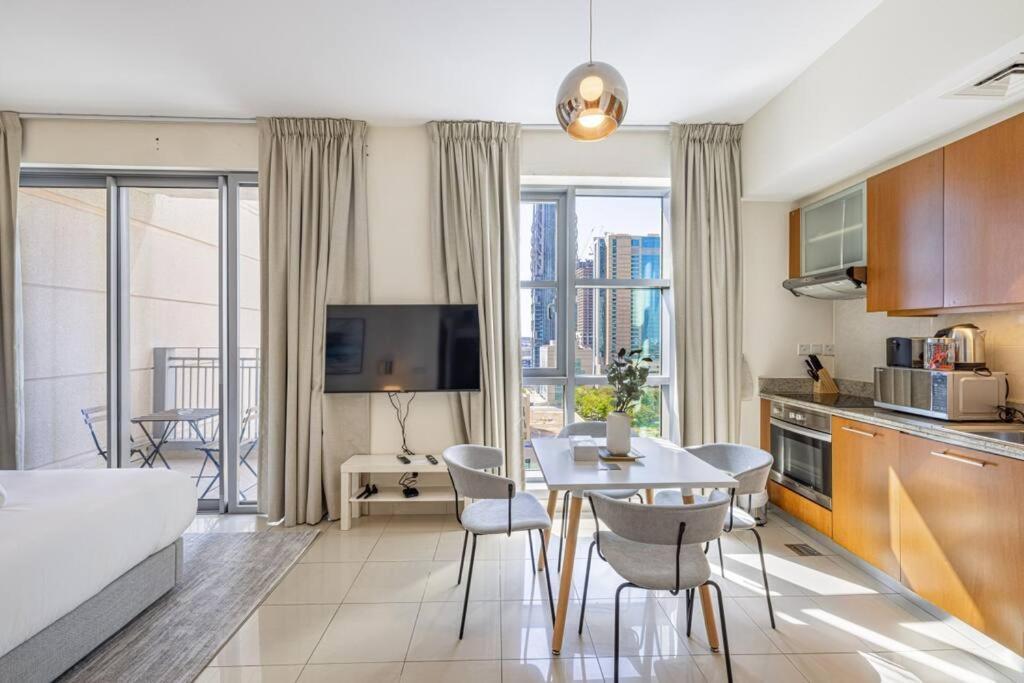 Modern And Bright In The Heart Of Downtown * Dubai