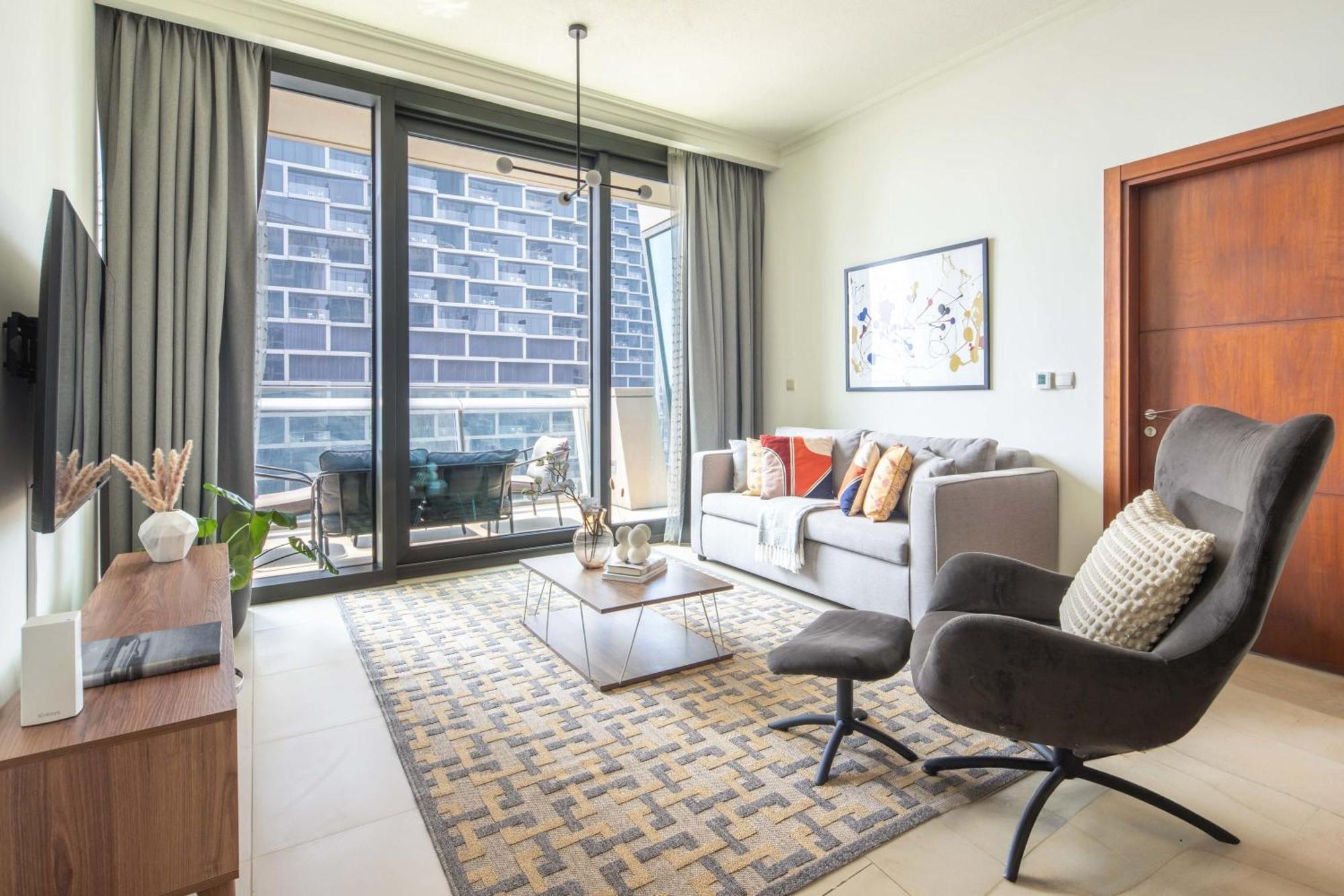 Frank Porter - Burj Vista Tower 2 Apartment Dubai
