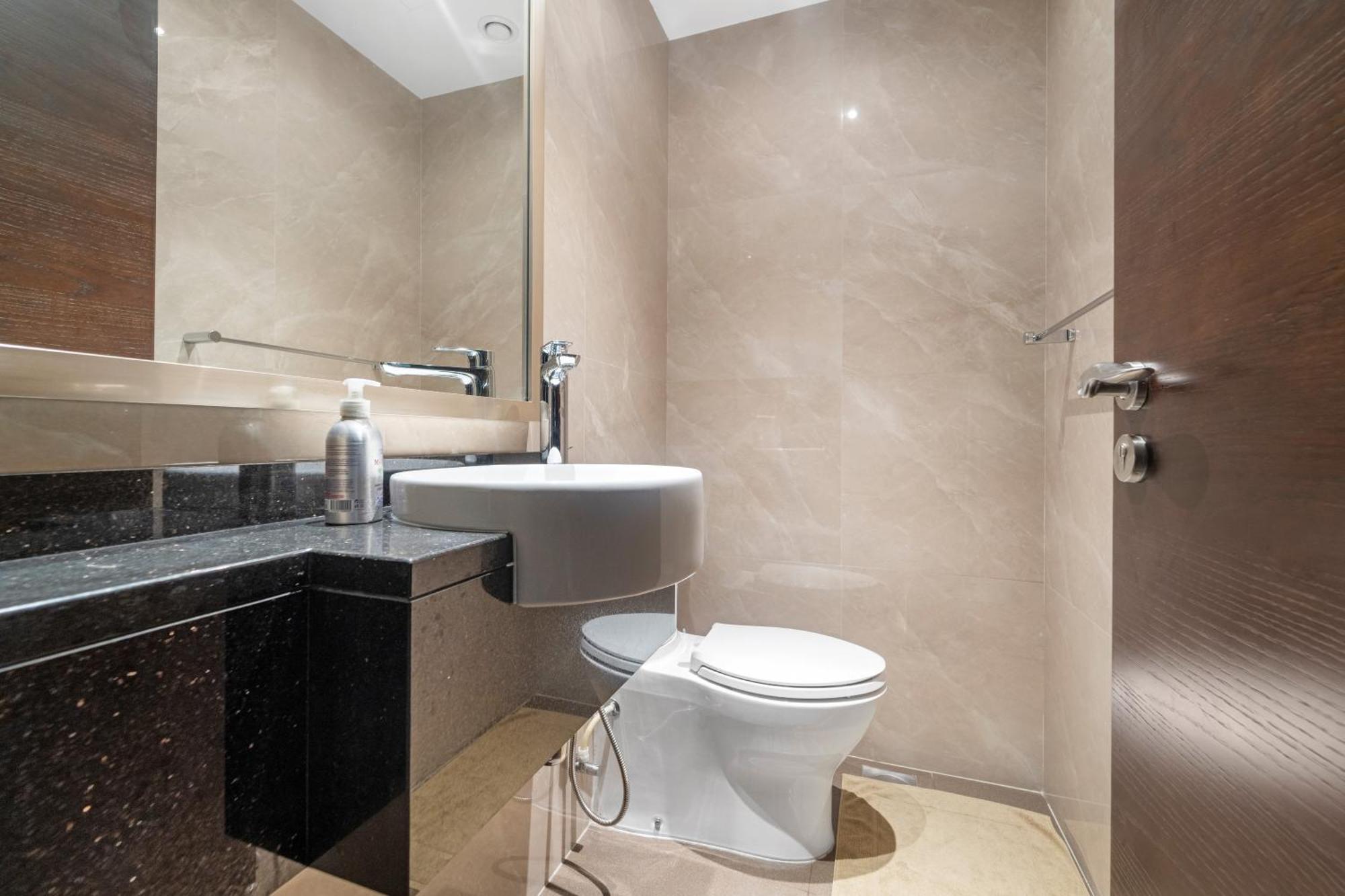 Apartment Close To Downtown - New 1 Bedroom With Parking