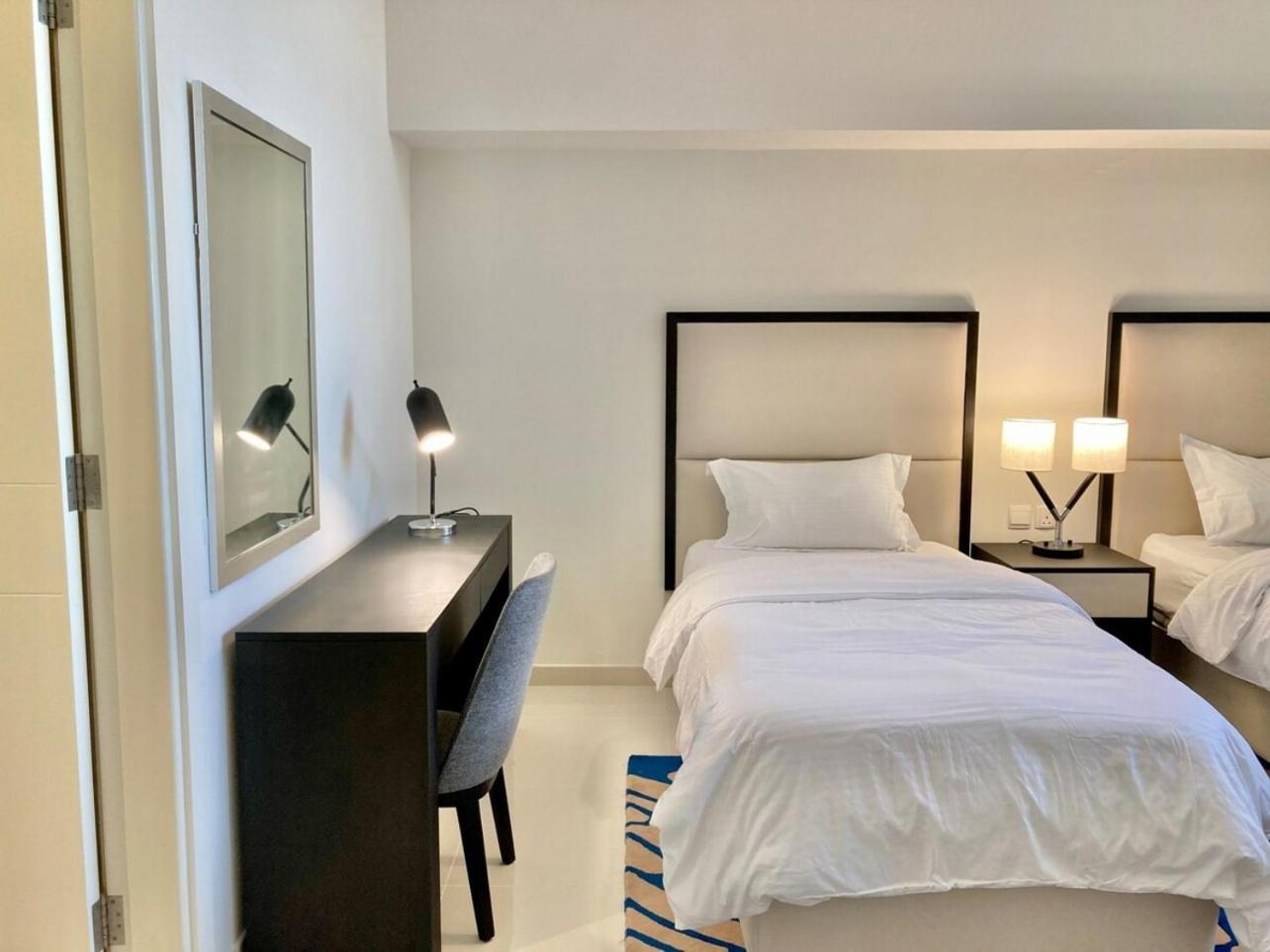 Luxurious 2br Skyline & Pool Views *