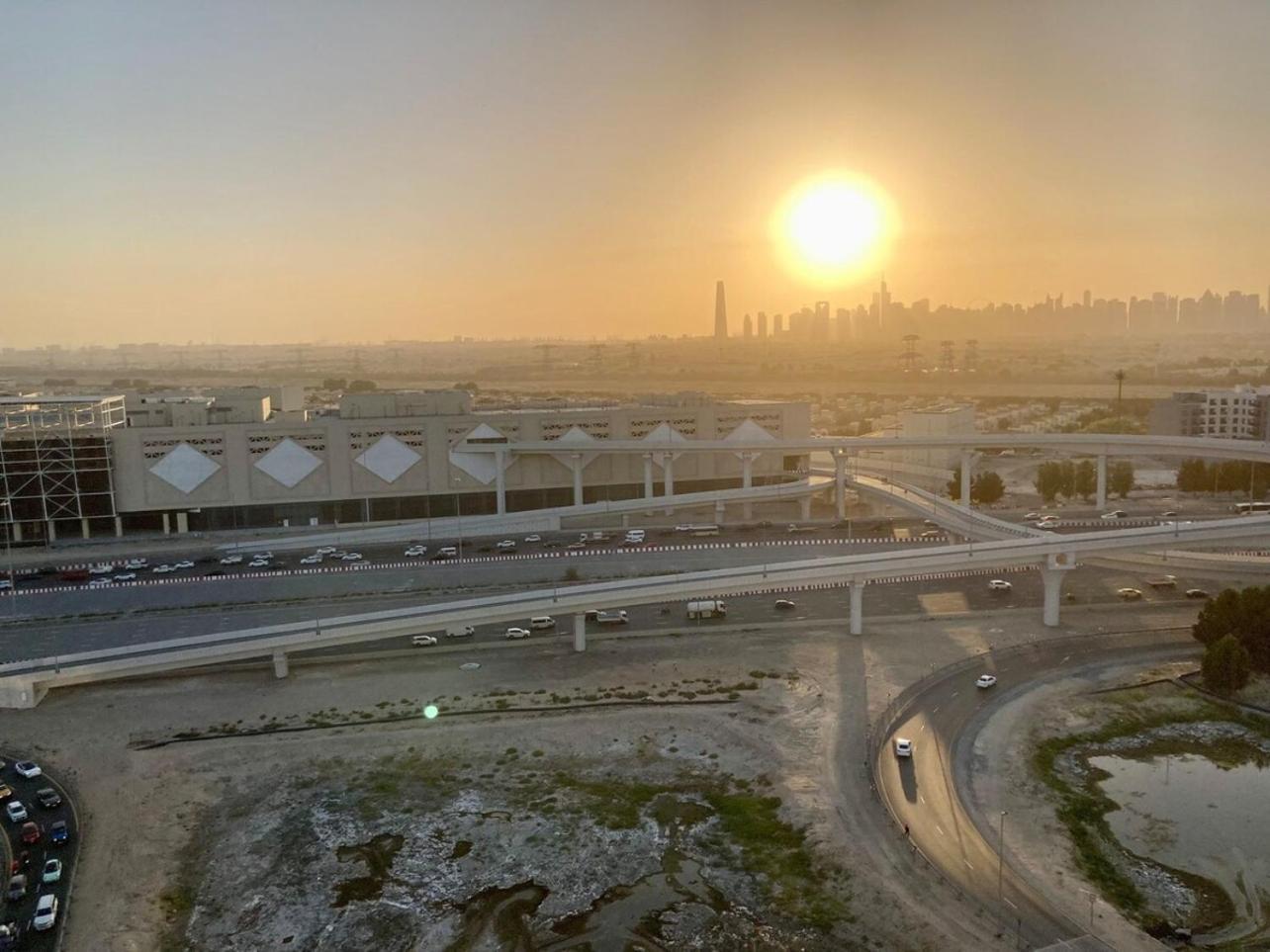 Luxurious 2br Skyline & Pool Views * Dubai