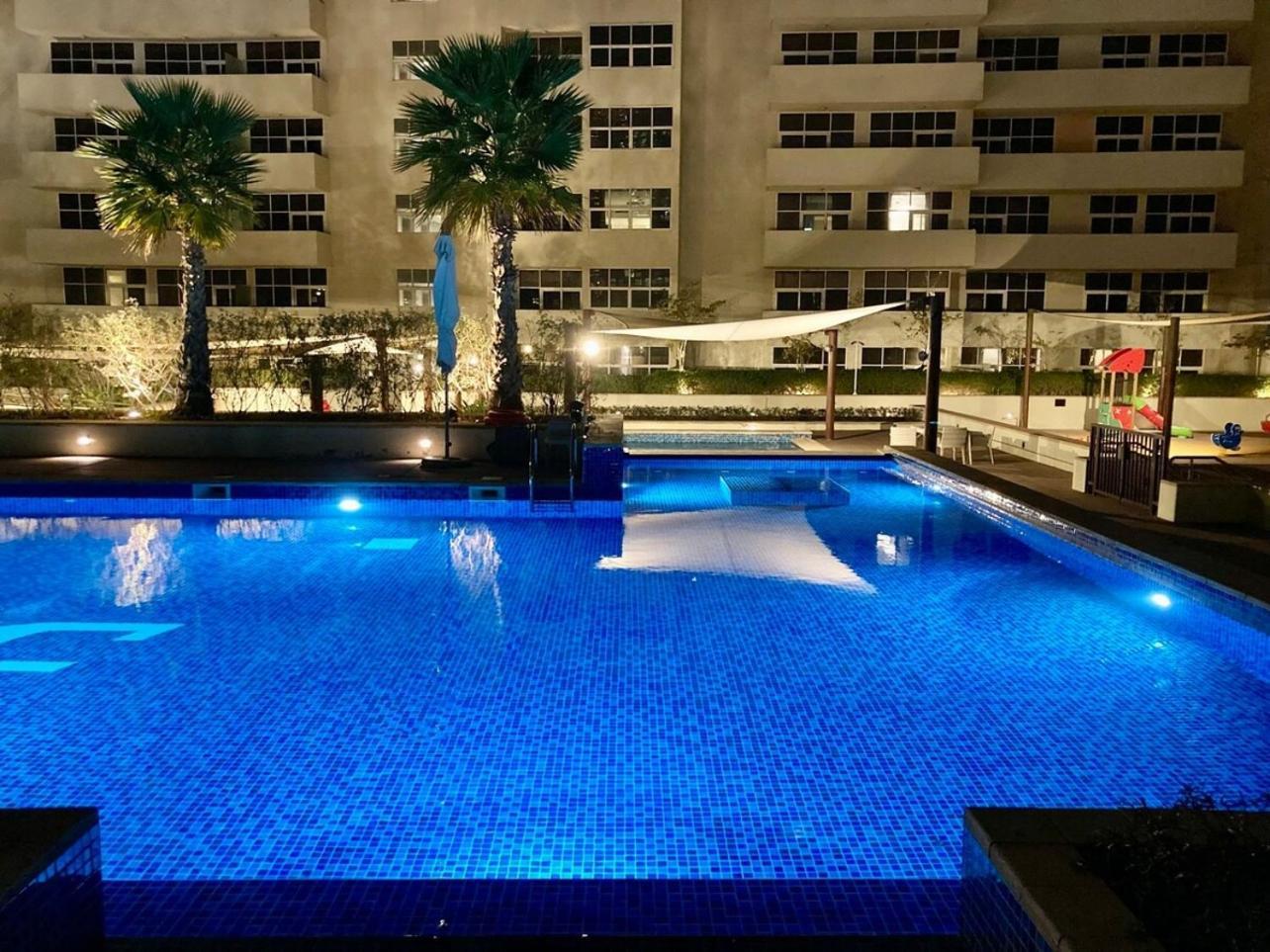 Luxurious 2br Skyline & Pool Views