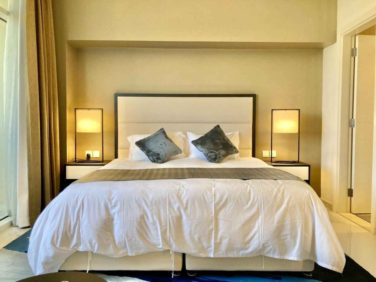 Apartment Luxurious 2br Skyline & Pool Views