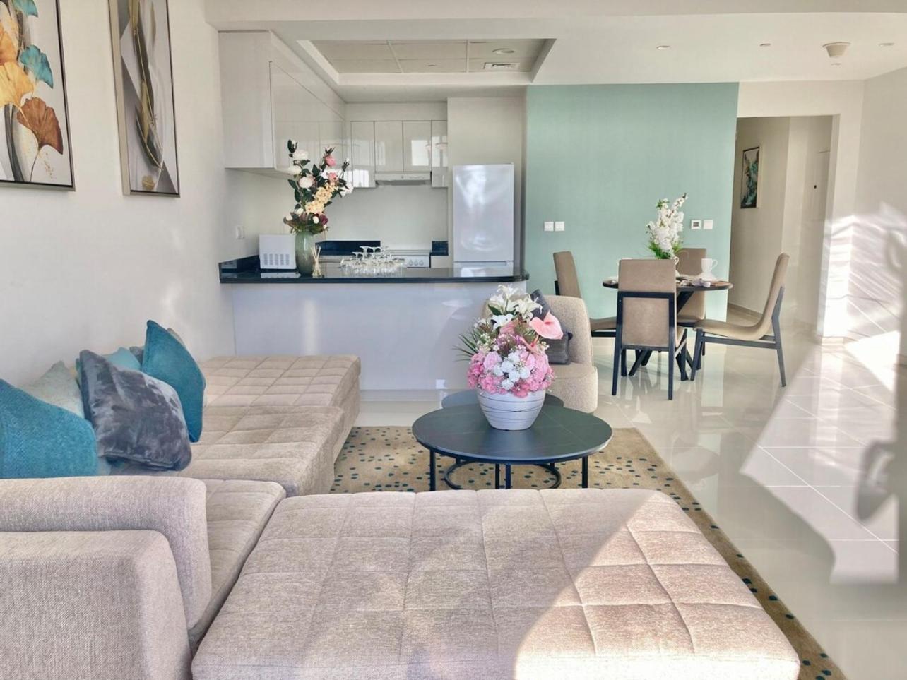 Luxurious 2br Skyline & Pool Views Apartment *