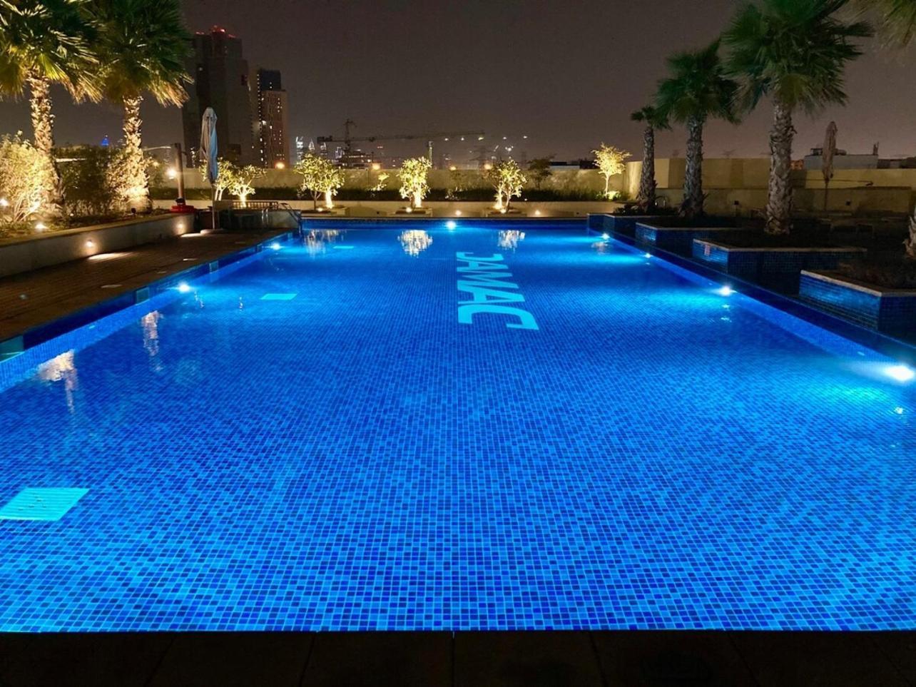 Apartment Luxurious 2br Skyline & Pool Views Dubai