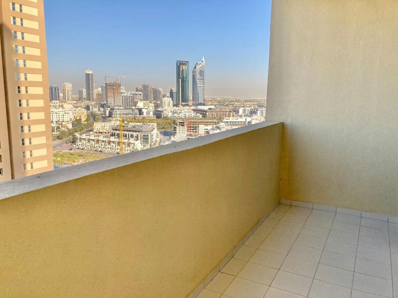 Luxurious 2br Skyline & Pool Views *