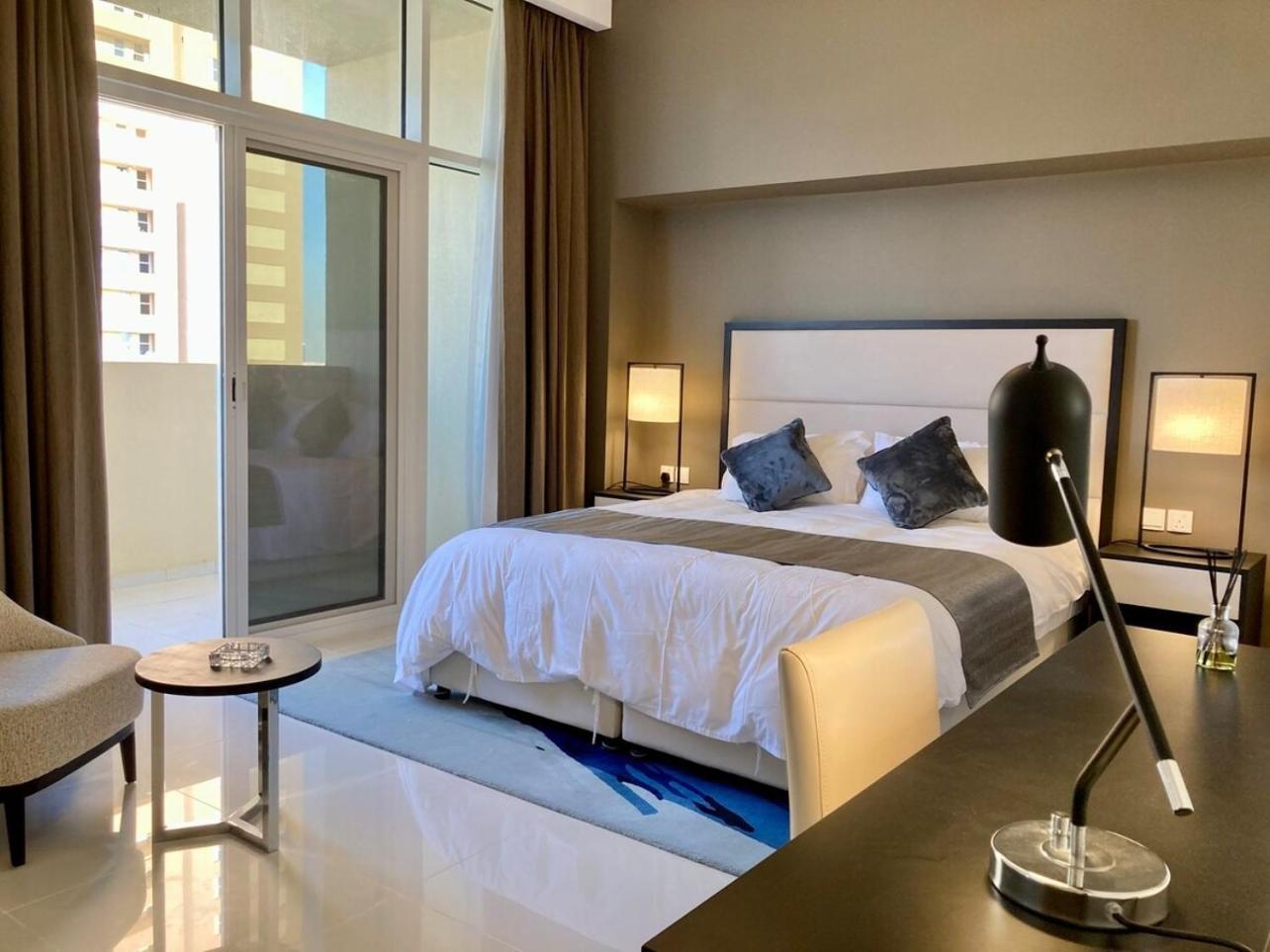Luxurious 2br Skyline & Pool Views