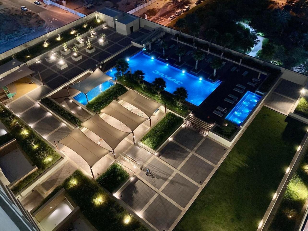 Luxurious 2br Skyline & Pool Views Apartment